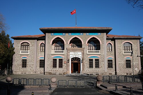 ثانياً: مبنى الجمعية الوطنية الكبرى (المعروف أيضاً باسم متحف الجمهورية)، الذي صممه فيدات تيك (1924).