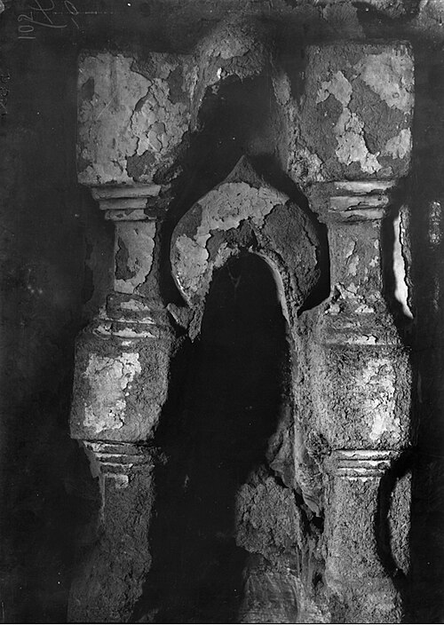 Cave 203 (Fireplace)