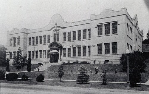 مدرسة تشيهاليس الثانوية، حوالي عام 1927