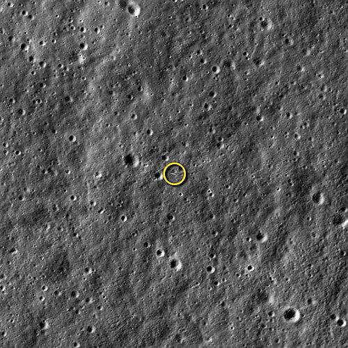 يرصد القمر الصناعي LRO منطقة LADEE على مسافة 9 كيلومترات (5.6 ميل).