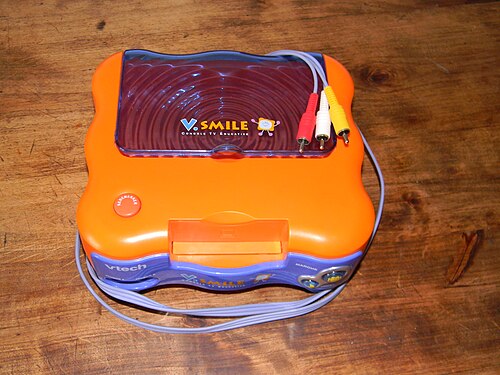 V.Smile، جهاز ألعاب فيديو تعليمي. أصدرته شركة VTech عام 2004.