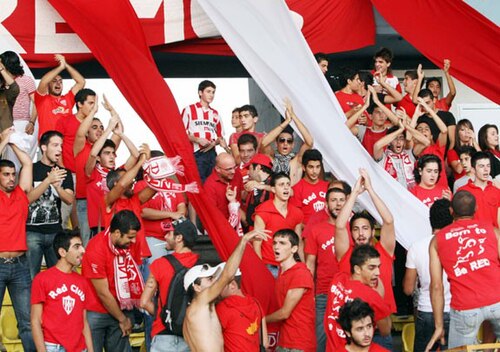 مشجعو نادي نيا سالامينا فاماغوستا في ملعب تسيريون في مباراة ضد نادي أريس ليماسول في موسم 2010-2011.