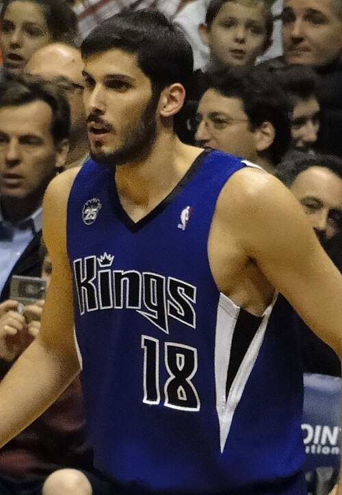 عمري كاسبي يصبح أول إسرائيلي يلعب في دوري كرة السلة الأمريكي للمحترفين (NBA).