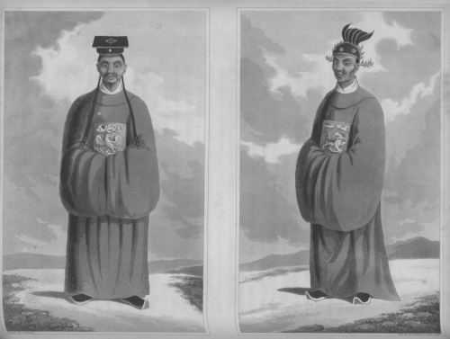 موظفو الدولة من سلالة نغوين (حوالي عام 1820). الموظف على اليسار هو "رجل أديب"، مع وجود طائر اللقلق على صدره، أما الموظف على اليمين فهو موظف عسكري، ويرمز إليه بالخنزير البري.