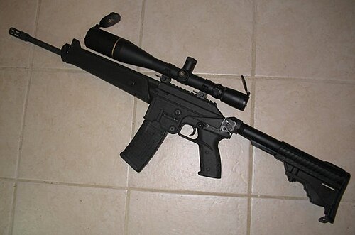 بندقية SU-16C عيار 5.56×45 ملم، مزودة بمخزن قابل للطي ومقبض مسدس ومنظار تلسكوبي من السوق الثانوية