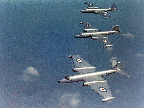 ثلاث طائرات من طراز English Electric Canberra B.2