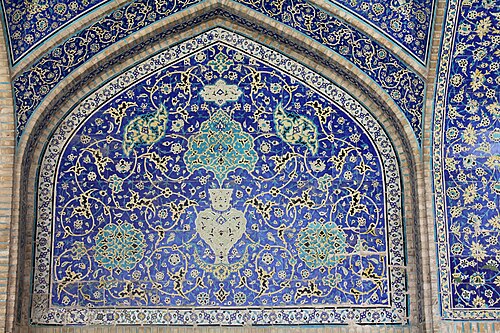 ألواح هفت رانج كاملة، مصنوعة من مئات البلاطات المربعة. مسجد شاه (أصفهان)