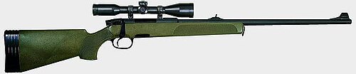 بندقية Steyr SSG 69 PI (1969) ذات مخزن بوليمر كلاسيكي الشكل مع فواصل قابلة للإزالة لضبط طول السحب.