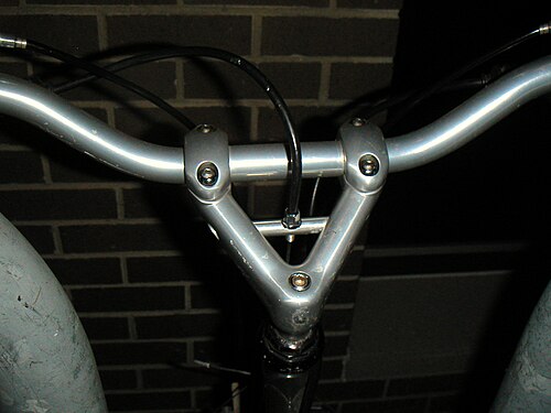 جذع مقود "مقلاع" من منتصف الثمانينيات مزود بألواح أمامية قابلة للإزالة وحامل كابل فرامل مدمج.