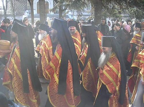كهنة يشاركون في موكب عيد الفصح يوم الثلاثاء المشرق (ثلاثاء عيد الفصح) في دير الثالوث المقدس للقديس سرجيوس في سرغييف بوساد، روسيا