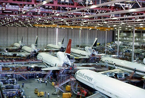 إنتاج طائرة L-1011 داخل الحظيرة الكبيرة في موقع لوكهيد، عام 1974.