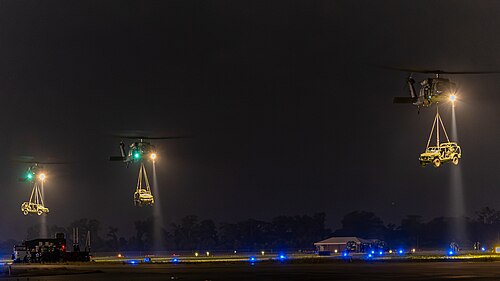 يتم تحميل مركبات الدعم القتالي من طراز M1301 بواسطة طائرات الهليكوبتر UH-60 بلاك هوك