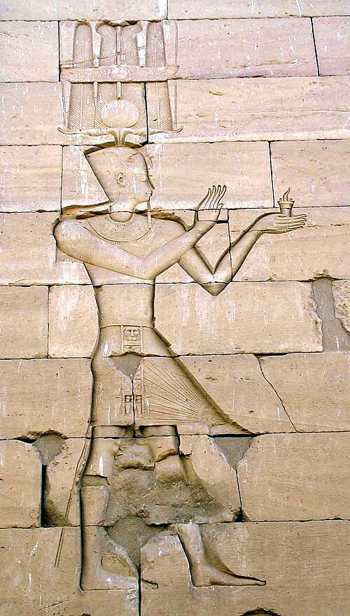 نقش مصري يصور أغسطس كفرعون