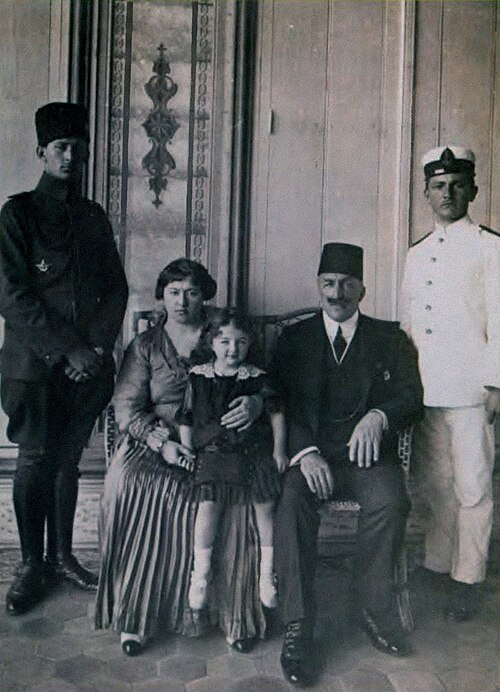 عبد المجيد مع ابنته Dürrüşehvar وزوجته الرابعة مهيستي هانم