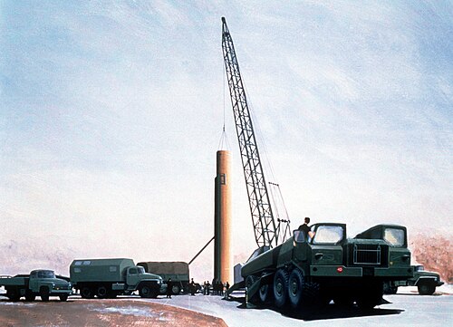 يتم إنزال صاروخ R-36 إلى صومعة الصواريخ.