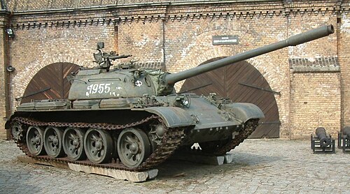 دبابة سوفيتية من طراز T-55 مزودة بجنزير مرن وعجلة قيادة خلفية مسننة