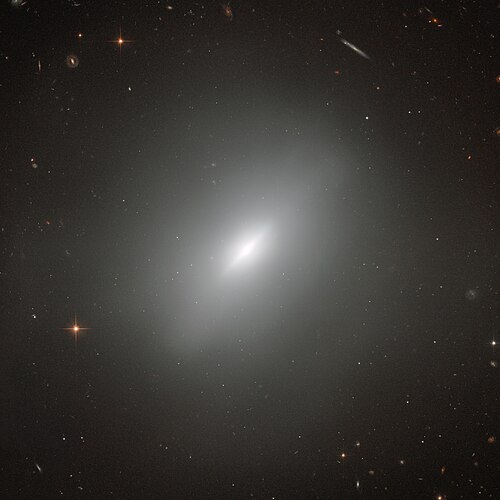 يُظهر NGC 3610 بعض البنية على شكل قرص ساطع، مما يشير إلى أنه تشكل منذ وقت قصير فقط.