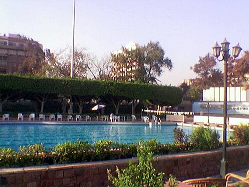 مجمع رياضي كبير ذو مساحات واسعة ومرافق متنوعة