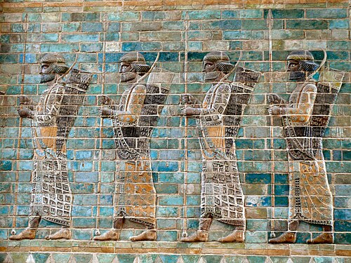 إفريز رماة سهام، من قصر داريوس في سوسة؛ حوالي 510 قبل الميلاد؛ طوب