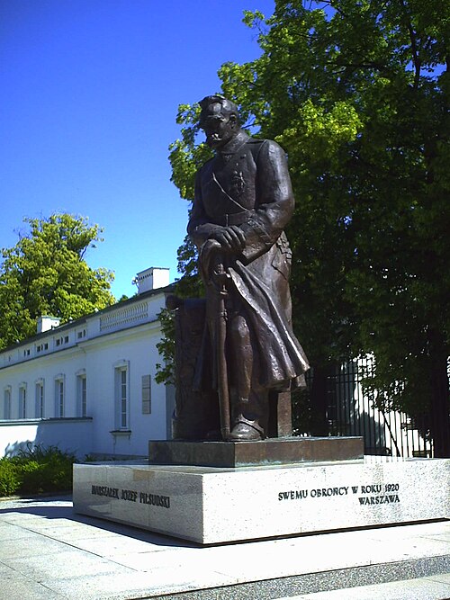 تمثال جوزيف Piłsudski أمام Belweder، مقر إقامة Piłsudski