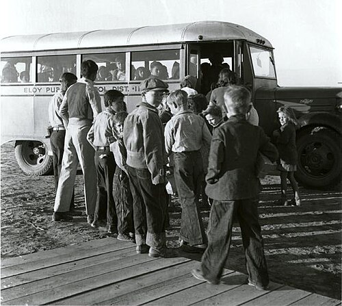 أطفال يصعدون إلى حافلة مدرسية عام 1940.
