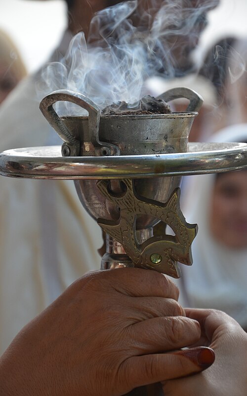 رجل يرفع مبخارا قيد الاستخدام.