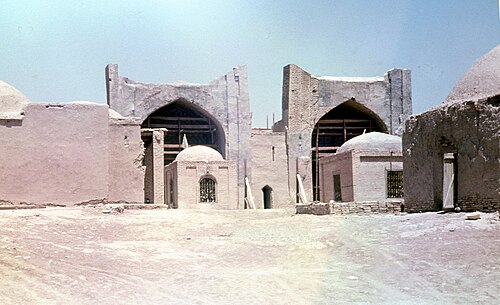 صورة فوتوغرافية التُقطت عام 1981 لمقبرة الأخوين إسخاب في أراضي مدينة مرو القديمة