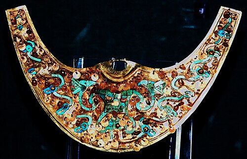 Moche Nariguera يصور قاطع الرأس (Ayapec، Ai Apaec)، ذهبي مع تطعيم بالفيروز والكريسوكولا، ج. 200-850 م، متحف الذهب في بيرو، ليما