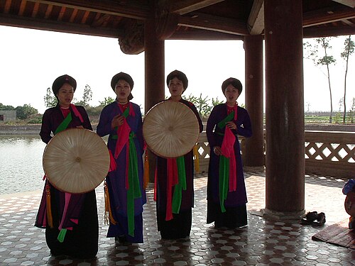 مجموعة Quan họ في áo ngũ thân و khăn mỏ quạ غير مزررة.