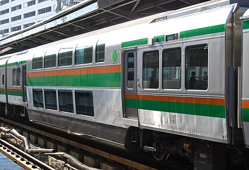 سيارة خضراء ذات طابقين من طراز SaRo E233-3005 في يناير 2012