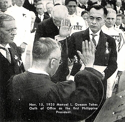 كويزون يؤدي اليمين الدستورية في حفل تنصيبه في مبنى المجلس التشريعي في 15 نوفمبر 1935