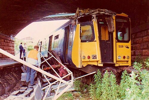 صورة لحادث تصادم قطار عام 1987، تظهر فيها أضرار في سقفه وحطام بما في ذلك حاجز الصدمات الظاهر في الصورة.