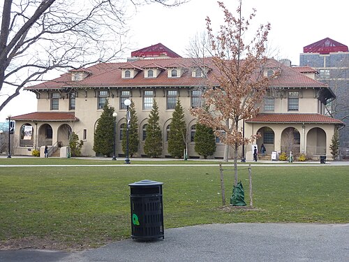 لا تزال كلية كوينز في مدينة نيويورك تستخدم العديد من مبانيها الأصلية ذات الطراز الإسباني، والتي تم بناؤها في أوائل القرن العشرين.