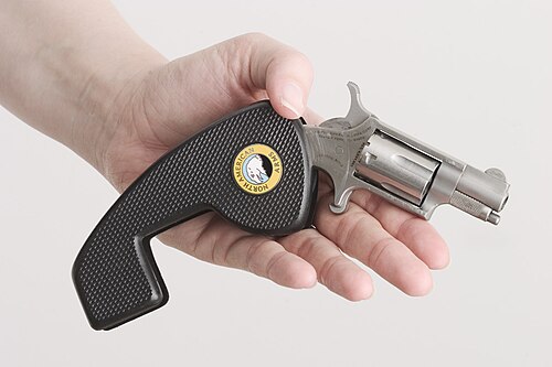 مسدس صغير من إنتاج شركة نورث أمريكان آرمز (NAA) عيار .22 LR. يمكن طيه داخل مقبضه لحمله بأمان بواسطة مشبك الحزام.