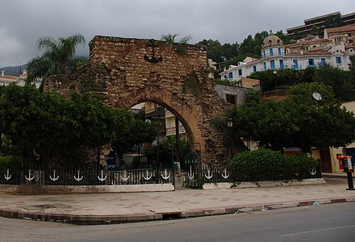 بوابة السراسنة (المعروفة أيضاً باسم بوابة البحر)