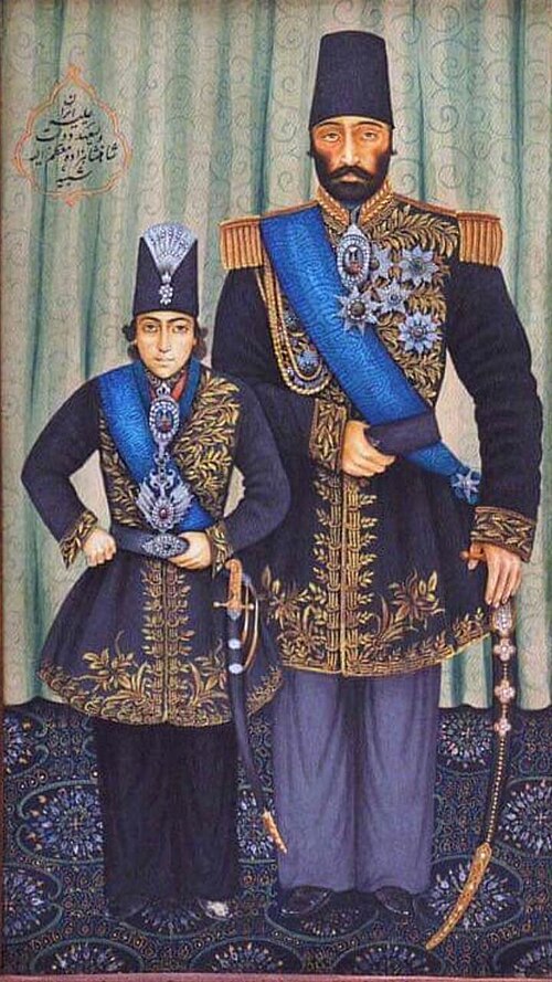 صورة لمظفر الدين شاه وعزيز خان موكري