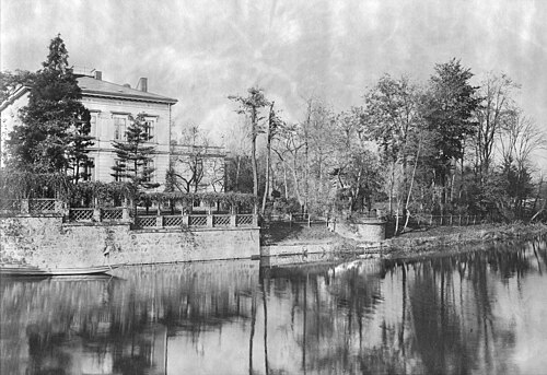 فيلا كلينجر في لايبزيغ، ألمانيا، على نهر فايس إلستر (حوالي 1900)