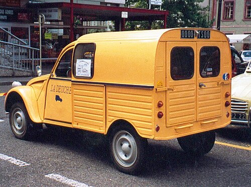 سيارة سيتروين 2CV تستخدمها شركة PTT
