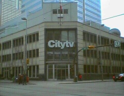 منظر لمبنى يقع على زاوية شارع ويحمل لافتة قناة Citytv.