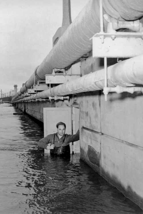 مفتش قياسات ومبنى قياسات مانفيل المبني في دعامة جسر فان فيغتين أثناء فيضان 31 ديسمبر 1948