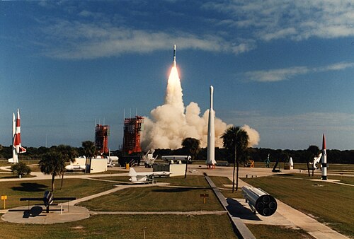 إطلاق صاروخ دلتا 2 من منصة الإطلاق SLC-17B المجاورة، كما يُرى من حديقة الصواريخ.