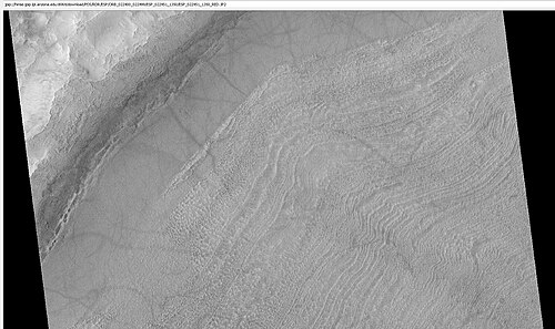 صورة مقرّبة لحشوة فوهة متحدة المركز، كما التقطتها كاميرا HiRISE ضمن برنامج HiWish. ملاحظة: هذه صورة مكبّرة لصورة سابقة لفوهة متحدة المركز. الموقع: ساحة فايثونتيس.