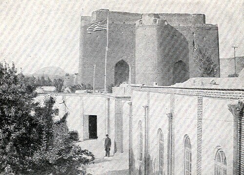 تابوت تبريز وعلم الولايات المتحدة في الأيام التي أعقبت الثورة الدستورية عام 1911.