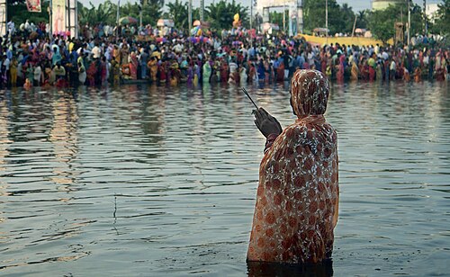 امرأة تصلي خلال عيد تشات