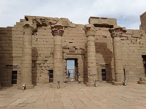 منظر البوابة الرئيسية من الداخل
