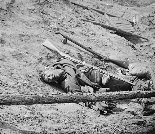 جندي كونفدرالي قتيل في بيترسبيرغ، فيرجينيا، أبريل 1865