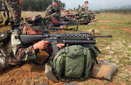 جندي من مشاة البحرية الأمريكية يصوّب ببندقية M16A2 مزودة بقاذفة قنابل يدوية M203 عيار 40 ملم.