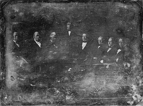 إدارة زاكاري تايلور، 1849، صورة فوتوغرافية التقطها ماثيو برادي. من اليسار إلى اليمين: ويليام بالارد بريستون، توماس إيوينغ، جون إم. كلايتون، زاكاري تايلور، ويليام إم. ميريديث، جورج دبليو. كروفورد، جاكوب كولامر، وريفردي جونسون في عام 1849.