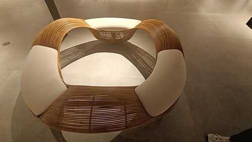 كرسي الروطان Bawod ("Wave") للمصمم الصناعي الفلبيني كينيث كوبونبو، وهو تصميم حديث باستخدام تقنيات نسج السلال السيبيونو التقليدية