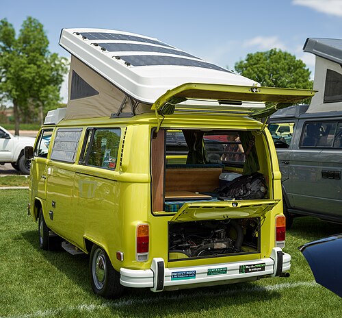 سيارة فولكس فاجن T2 من أواخر السبعينيات مزودة بحزمة Westfalia Camper